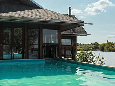 открытый летний бассейн в загородном комплексе «Орлиное гнездо» в селе Суботцы Кировоградской области