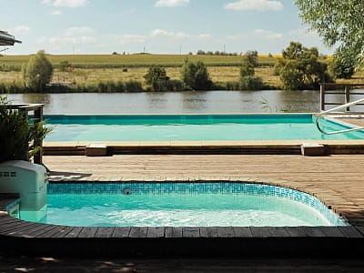 открытый летний бассейн в загородном комплексе «Орлиное гнездо» в селе Суботцы Кировоградской области