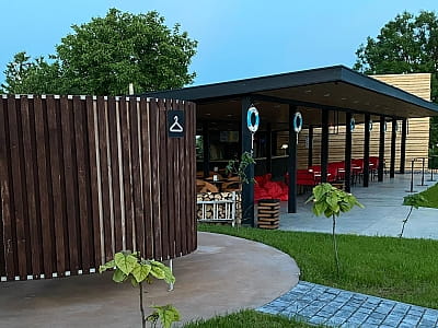 «Панорама HILL» — современный загородный отдых комплекс на окраине города Чертков, сочетающий природную тишину, панорамные виды и продуманную инфраструктуру для комфортного отдыха. 