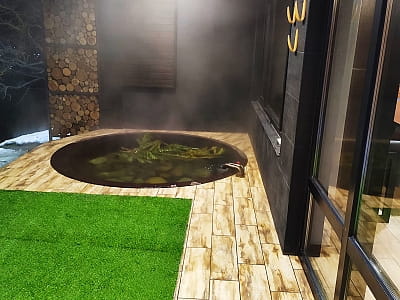 горячий чан в загородном отдых-комплексе «Панорама HILL» в селе Горишня Выгнанка возле города Чертков