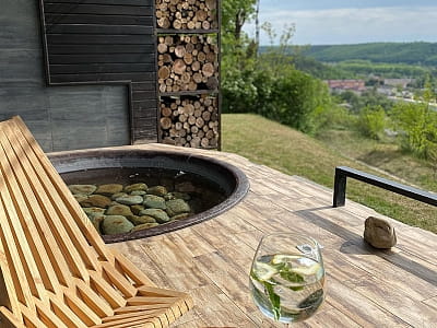 горячий чан в загородном отдых-комплексе «Панорама HILL» в селе Горишня Выгнанка возле города Чертков