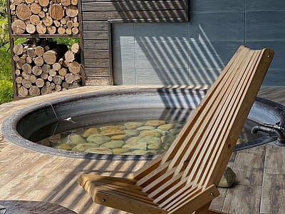 горячий чан в загородном отдых-комплексе «Панорама HILL» в селе Горишня Выгнанка возле города Чертков