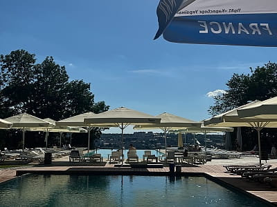 летний панорамный открытый бассейн в загородном отдыховом комплексе «Панорама HILL» в селе Горишня Выгнанка возле города Чертков