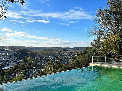 летний панорамный открытый бассейн в загородном отдыховом комплексе «Панорама HILL» в селе Горишня Выгнанка возле города Чертков