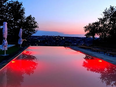 летний панорамный открытый бассейн в загородном отдыховом комплексе «Панорама HILL» в селе Горишня Выгнанка возле города Чертков