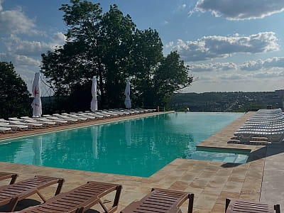 летний панорамный открытый бассейн в загородном отдыховом комплексе «Панорама HILL» в селе Горишня Выгнанка возле города Чертков