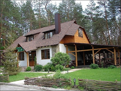 Туристический комплекс «Первый Кордон» расположен в живописной местности Чигиринщины, среди вековых сосен и вблизи реки Тясмин. 