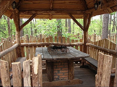 беседки в сосновом лесу в загородном комплексе «Первый Кордон» в селе Медведевка Черкасской области