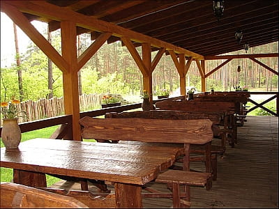 летняя терраса ресторана в сосновом лесу в загородном комплексе «Первый Кордон» в селе Медведевка Черкасской области