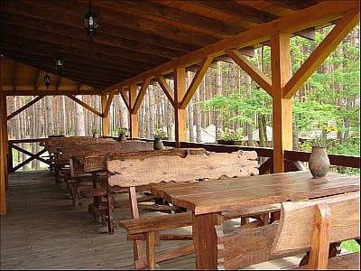 летняя терраса ресторана в сосновом лесу в загородном комплексе «Первый Кордон» в селе Медведевка Черкасской области