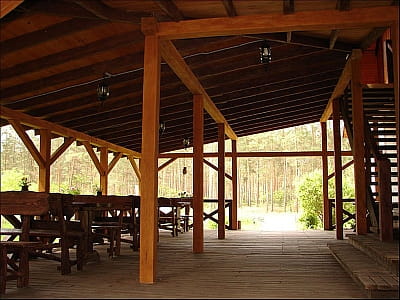 летняя терраса ресторана в сосновом лесу в загородном комплексе «Первый Кордон» в селе Медведевка Черкасской области