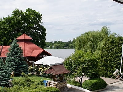 Загородный комплекс «Розовый слон» — это зеленая зона отдыха недалеко от Кропивницкого, расположенная на берегу живописной реки. 