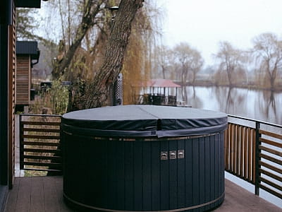 чаны джакузи в загородном комплексе «Смерекова Хата» в селе Кимната Тернопольской области
