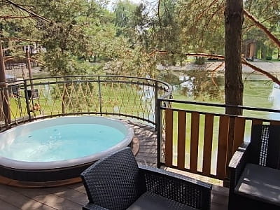 чаны джакузи в загородном комплексе «Смерекова Хата» в селе Кимната Тернопольской области