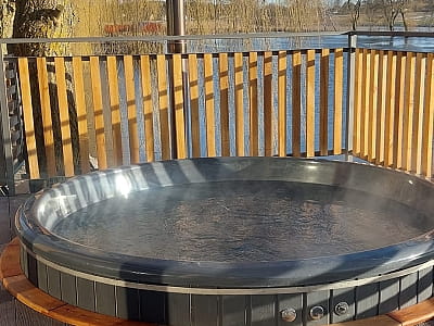 чаны джакузи в загородном комплексе «Смерекова Хата» в селе Кимната Тернопольской области