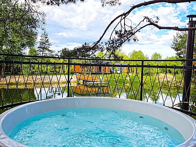 чаны джакузи в загородном комплексе «Смерекова Хата» в селе Кимната Тернопольской области