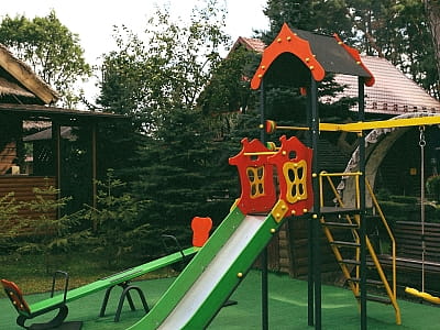 детская площадка в загородном комплексе «Смерекова Хата» в селе Кимната Тернопольской области