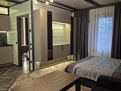 коттеджи для больших компаний, отдельные дома, семейные номера и домики на берегу озера с панорамными окнами в загородном комплексе «Смерекова Хата» в селе Кимната Тернопольской области