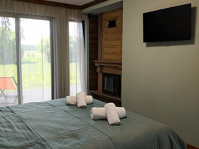 коттеджи для больших компаний, отдельные дома, семейные номера и домики на берегу озера с панорамными окнами в загородном комплексе «Смерекова Хата» в селе Кимната Тернопольской области