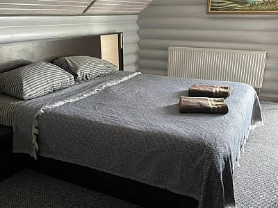 коттеджи для больших компаний, отдельные дома, семейные номера и домики на берегу озера с панорамными окнами в загородном комплексе «Смерекова Хата» в селе Кимната Тернопольской области