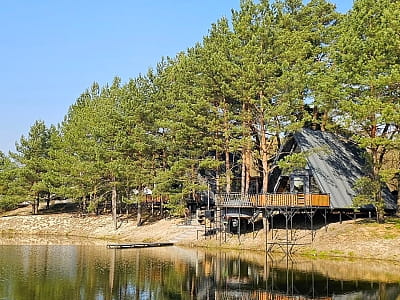 живописное озеро в загородном комплексе «Смерекова Хата» в селе Кимната Тернопольской области