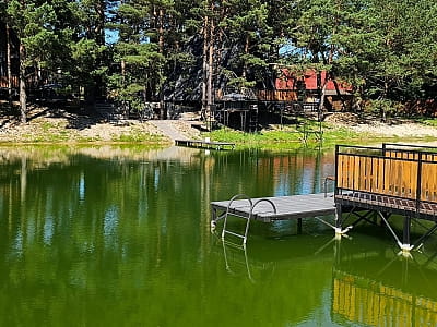 живописное озеро в загородном комплексе «Смерекова Хата» в селе Кимната Тернопольской области