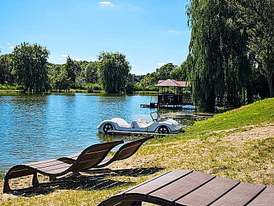 живописное озеро в загородном комплексе «Смерекова Хата» в селе Кимната Тернопольской области