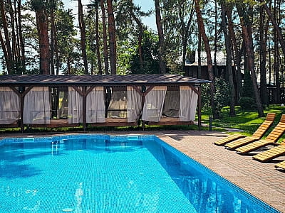 летний открытый бассейн в загородном комплексе «Смерекова Хата» в селе Кимната Тернопольской области