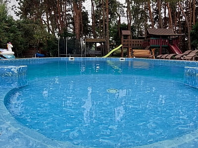 летний открытый бассейн в загородном комплексе «Смерекова Хата» в селе Кимната Тернопольской области