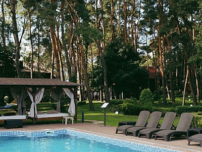 летний открытый бассейн в загородном комплексе «Смерекова Хата» в селе Кимната Тернопольской области