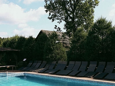 летний открытый бассейн в загородном комплексе «Смерекова Хата» в селе Кимната Тернопольской области