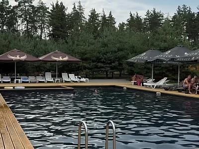 летний открытый бассейн в загородном комплексе «Точка Сбора» в селе Терентиевка Полтавской области