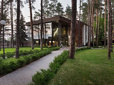 Verholy Relax Park — это аутентичный загородный спа-отель, расположенный среди соснового леса в Полтавской области, где каждый гость может окунуться в атмосферу спокойствия и природной гармонии вдали от городского шума. 