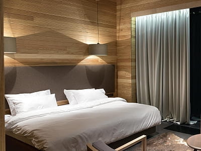 номера в корпусе, просторные коттеджи, уютные шале и виллы в загородном комплексе Verholy Relax Park в селе Сосновая Полтавской области