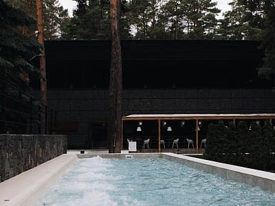 летний открытый бассейн в загородном комплексе Verholy Relax Park в селе Сосновая Полтавской области