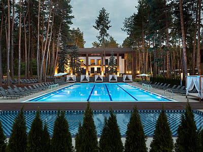 летний открытый бассейн в загородном комплексе Verholy Relax Park в селе Сосновая Полтавской области