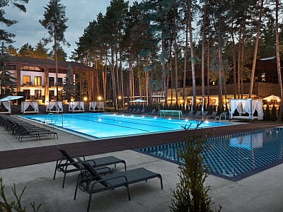летний открытый бассейн в загородном комплексе Verholy Relax Park в селе Сосновая Полтавской области