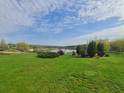 Зеленая усадьба Дилиева — это загородный комплекс для семейного и компанейского отдыха, расположенный в живописном уголке у водоема. 