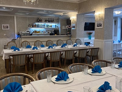 ресторан в гостинично-ресторанном комплексе «Златогор» в зеленой зоне города Лубны