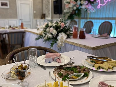 ресторан в гостинично-ресторанном комплексе «Златогор» в зеленой зоне города Лубны