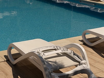 Открытый летний бассейн в гостинично-ресторанном комплексе «Златогор» в зеленой зоне города Лубны