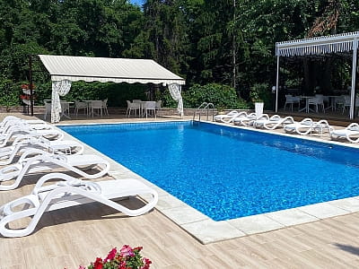 Открытый летний бассейн в гостинично-ресторанном комплексе «Златогор» в зеленой зоне города Лубны