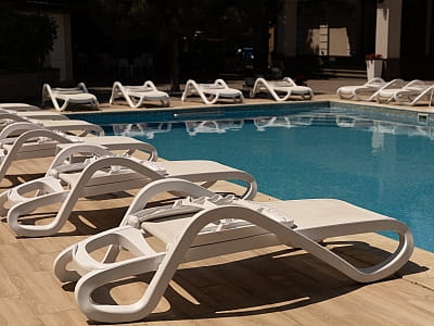 Открытый летний бассейн в гостинично-ресторанном комплексе «Златогор» в зеленой зоне города Лубны