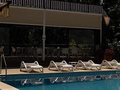 Открытый летний бассейн в гостинично-ресторанном комплексе «Златогор» в зеленой зоне города Лубны