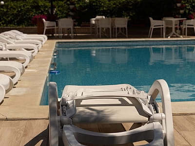 Открытый летний бассейн в гостинично-ресторанном комплексе «Златогор» в зеленой зоне города Лубны