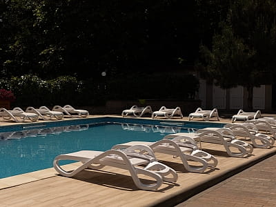 Открытый летний бассейн в гостинично-ресторанном комплексе «Златогор» в зеленой зоне города Лубны