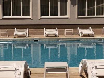 Открытый летний бассейн в гостинично-ресторанном комплексе «Златогор» в зеленой зоне города Лубны