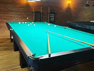 бильярд в загородном комплексе для семейного отдыха Bereg Holiday Park на живописном берегу, откуда открываются виды на водную гладь Днепра и Ворсклы