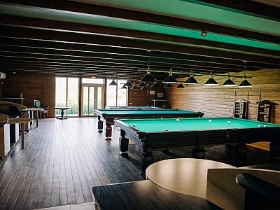 бильярд в загородном комплексе для семейного отдыха Bereg Holiday Park на живописном берегу, откуда открываются виды на водную гладь Днепра и Ворсклы