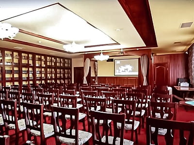 конференц-зал в загородном комплексе для семейного отдыха Bereg Holiday Park на живописном берегу, откуда открываются виды на водную гладь Днепра и Ворсклы